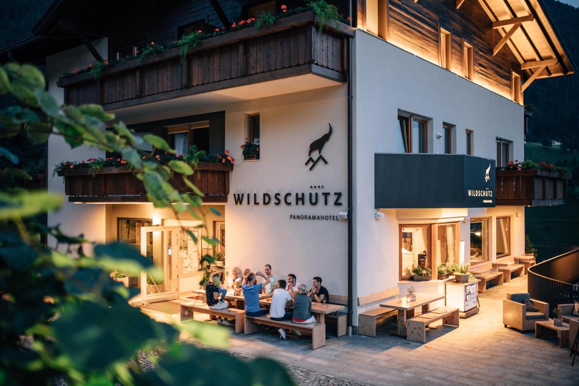 Hotel Wildschuetz San Leonardo in Passiria Exterior photo