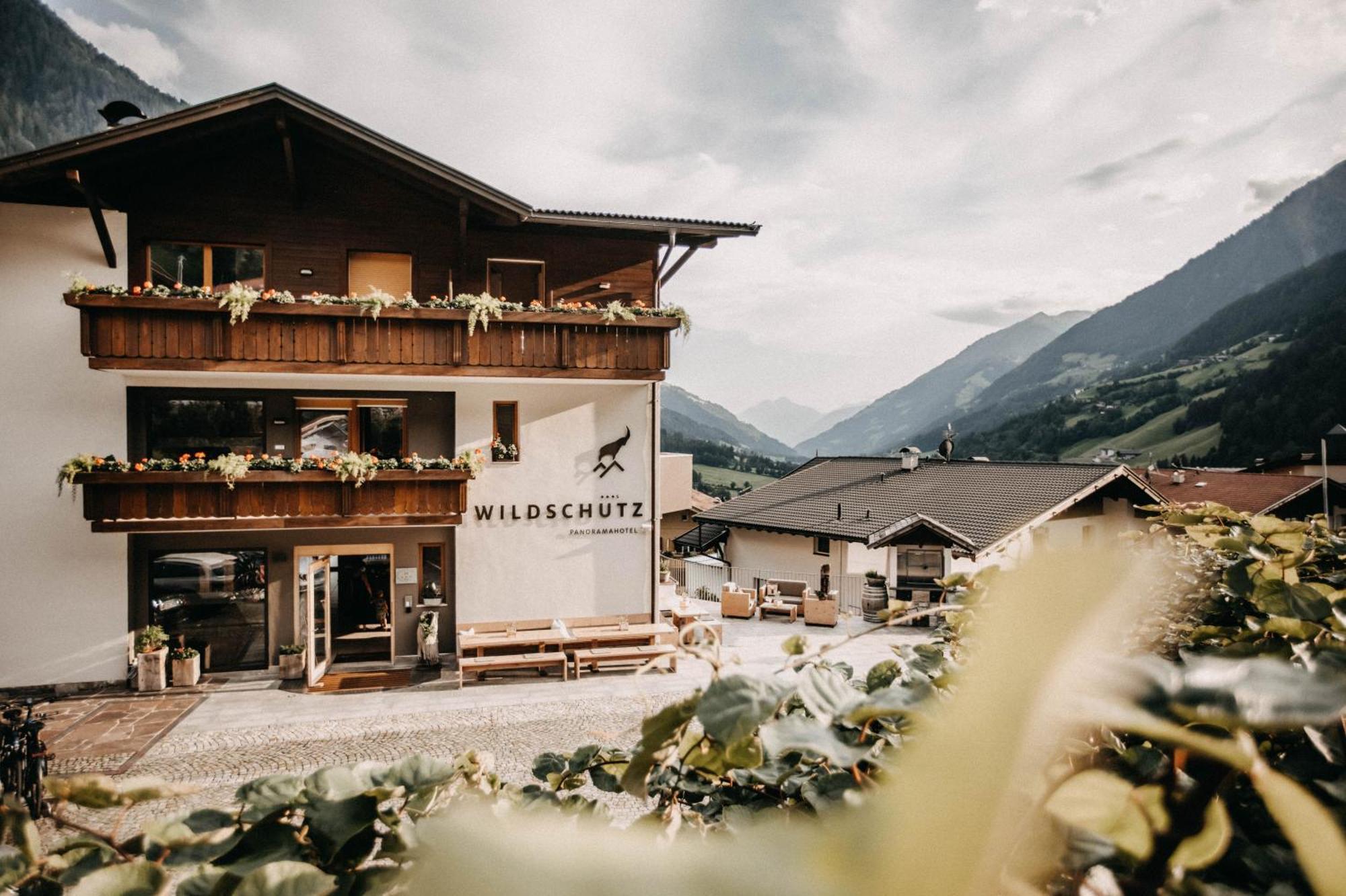 Hotel Wildschuetz San Leonardo in Passiria Exterior photo